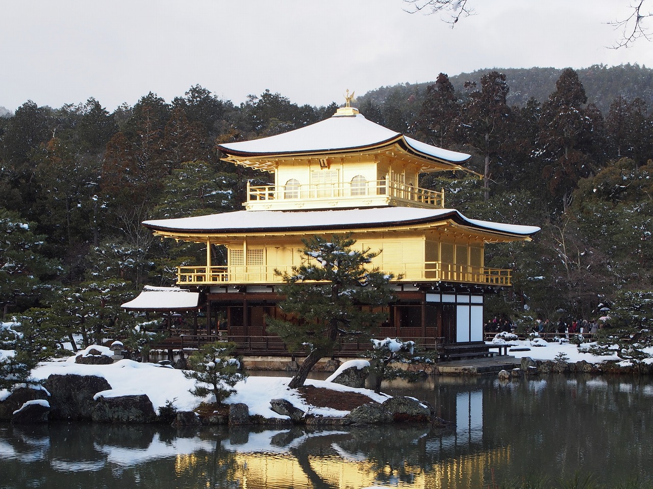 京都 金閣寺 Kyoto Kinkaku-ji Temple ( 2020年 京都の冬 雪景色の庭園が美しいおすすめの写真撮影スポット・アクセス情報や交通手段など!) | 写真と映像で紹介する ...
