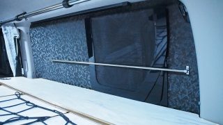 梅雨空の、ハイエースの窓埋め、物干し竿、ショートキャンプ