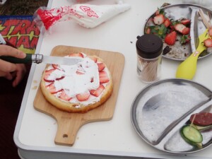 誕生日ケーキ製造中