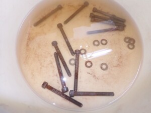 錆びたネジクエン酸に漬け始め 錆びたネジクエン酸に漬け始め