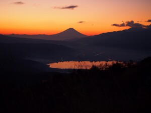 富士山と諏訪湖 日の出前 富士山と諏訪湖 日の出前