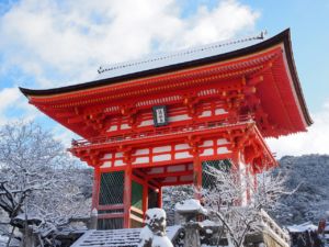 雪の清水寺　仁王門