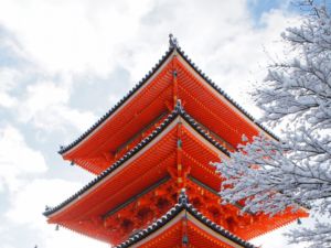 雪の清水寺　三重塔