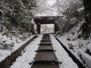 雪の高台寺　台所坂