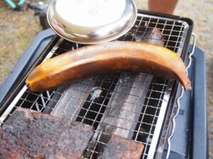 バナナを黒くなるまで、焼くだけ