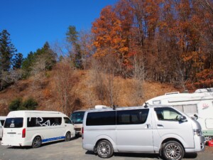 みどりの村の紅葉と青空